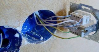 Монтаж проходного выключателя от 580 руб. в Ногинске